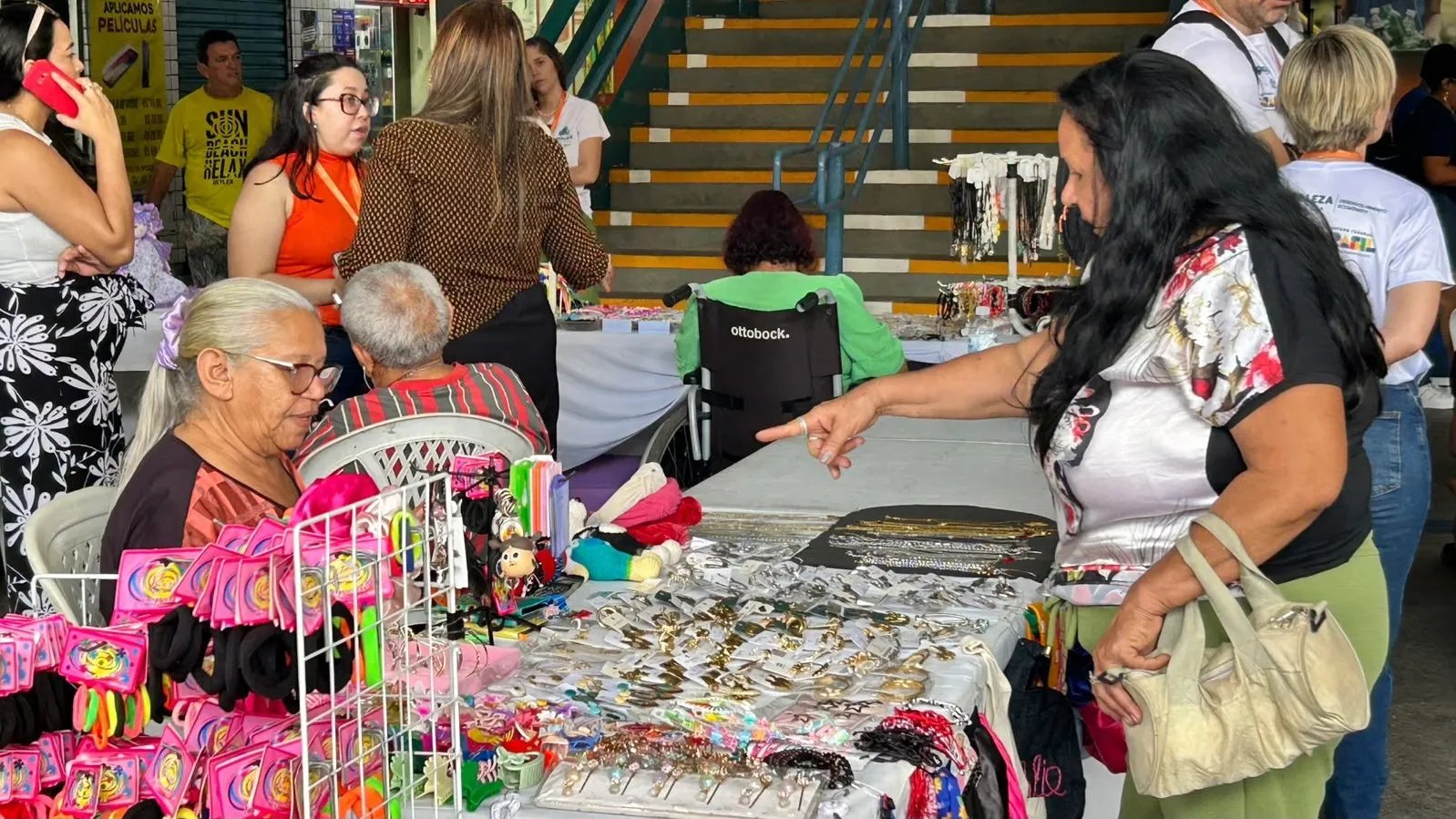 mesas com artesões no terminal da Parangaba